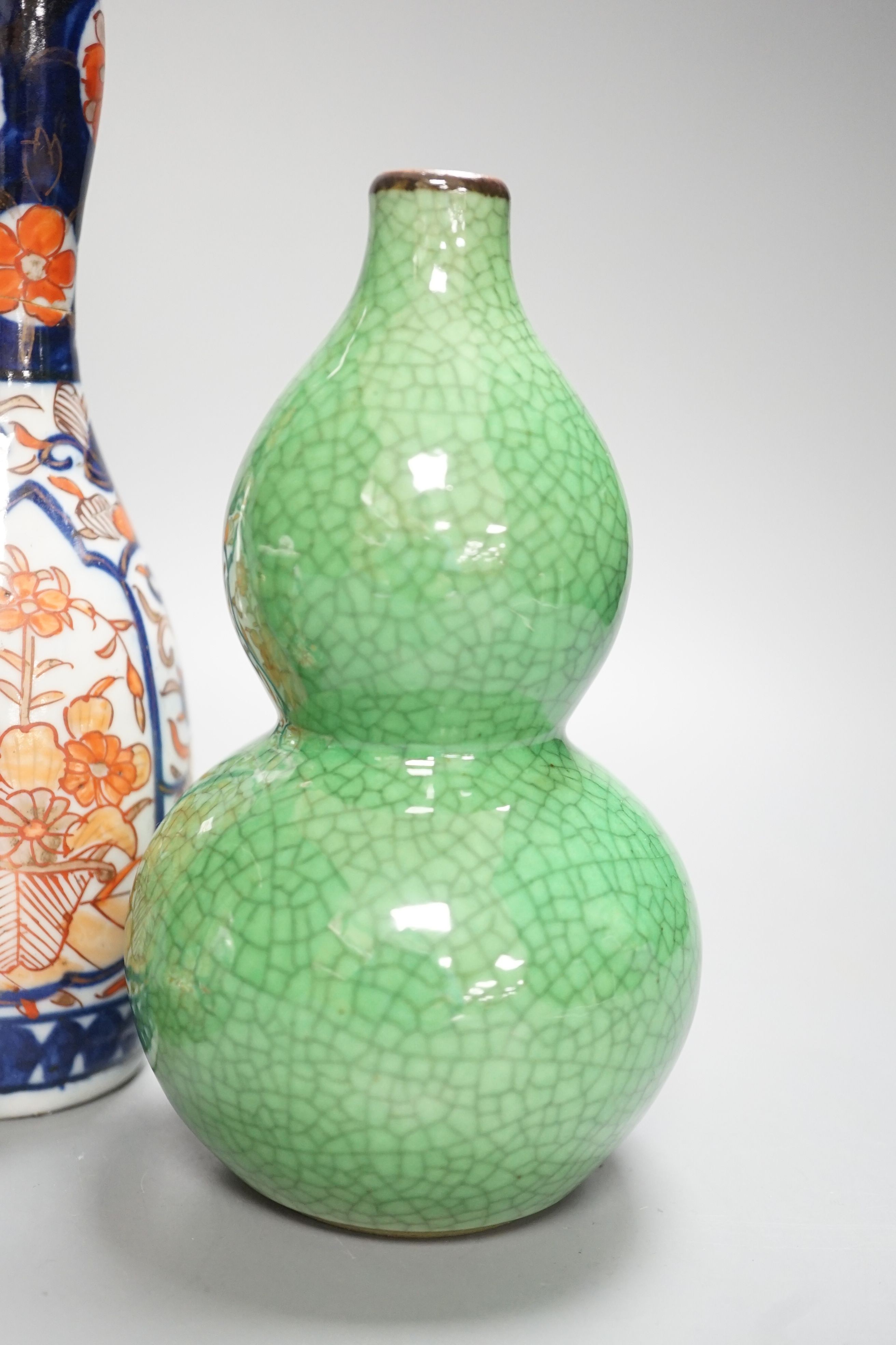 A Chinese green double gourd crackleware vase, a famille rose jar and cover and two Japanese vases, tallest 19.5cm (5)